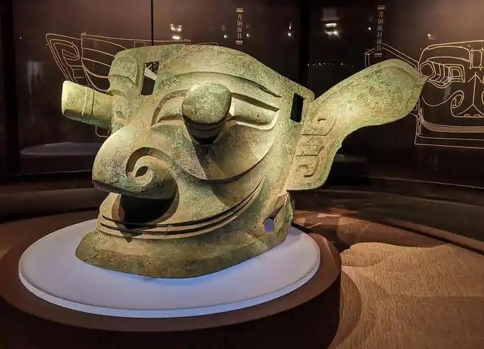 拼版照片,左图由考古中国项目——三星堆遗址祭祀区考古发掘项目提供