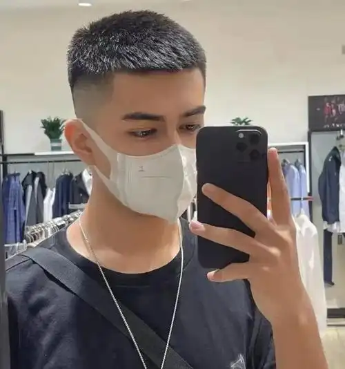 寸头发型对于咱们中国男生来说,是非常百搭的,而且也不怎么挑脸型,无