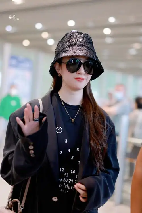 刘亦菲机场全黑造型##刘亦菲黑色亮片渔夫帽