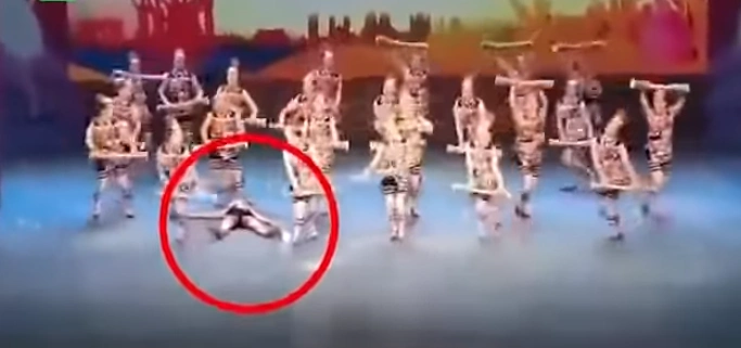 广场舞大赛,跳舞倒地猝死,旁人继续跳