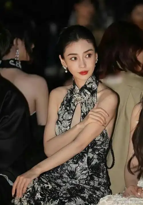 杨颖复出首秀穿中式刺绣旗袍引网友热议