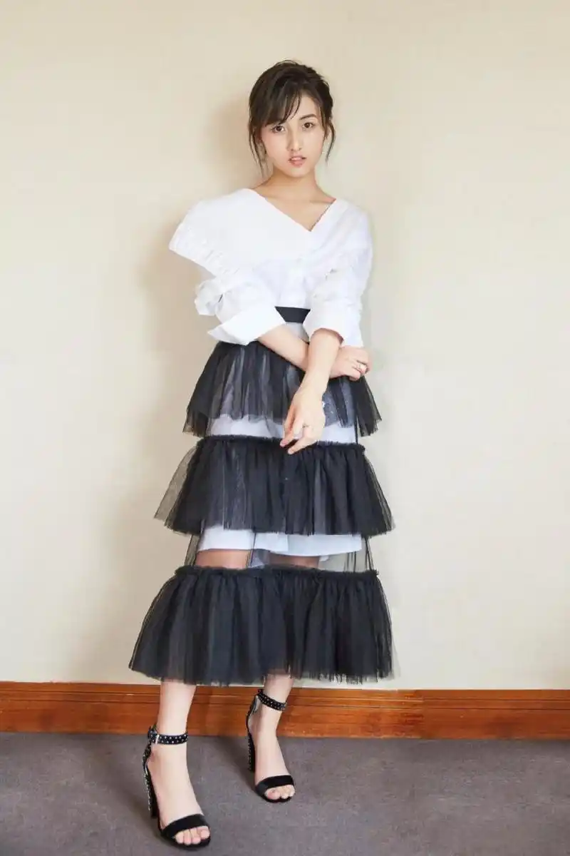 张子枫黑色高跟凉鞋,如夜空中的明星,闪耀且迷人.