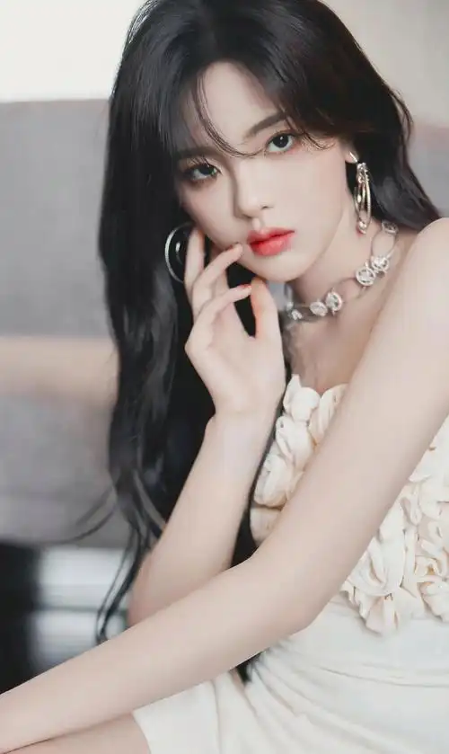 杨超越的大耳环,特别好看,优雅迷人!__财经头条