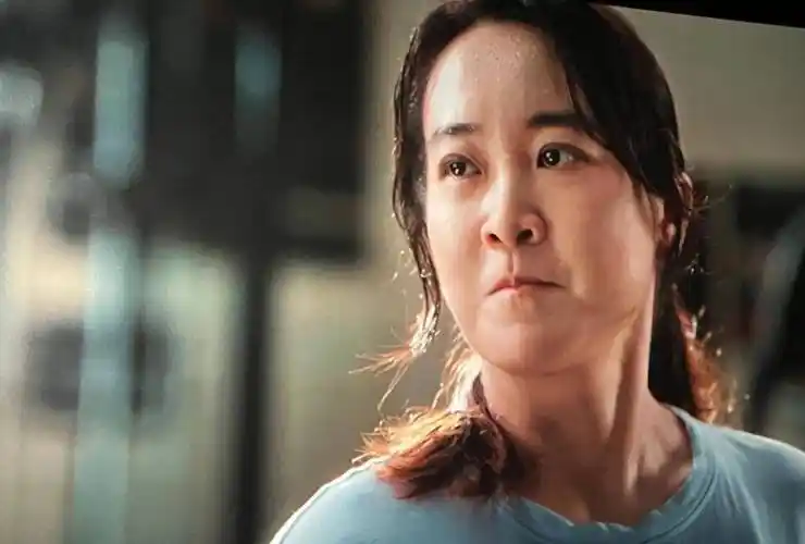 看到瘦的贾玲了,她在海边穿白色露背长裙梨窝浅笑,画面太梦幻了_沈腾