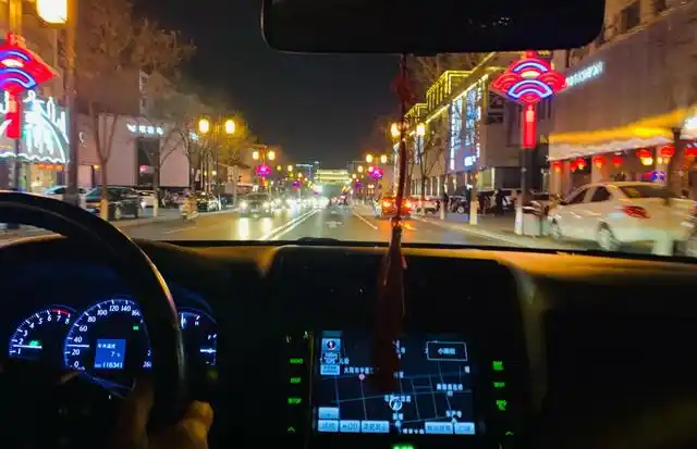 开车"灯语"要熟知,"闪一下,闪二下,闪三下"都有不同的意思