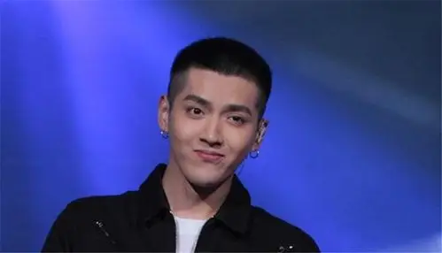 吴亦凡新发型锅盖头适合什么人?_爱美网发型