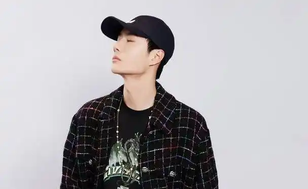 王一博喜获帽子哥,戴出品味与潮流,街舞笑梗的余温停不下来_网友_舞台