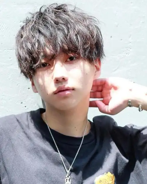 男生轻微纹理烫换个纹理发型感觉帅多了