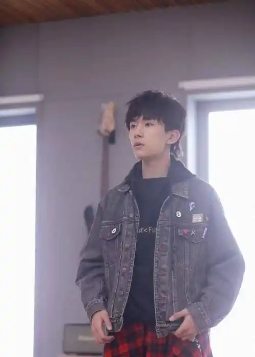 对于街舞,14岁千玺自己说过"15岁要更加拼命的练习",17岁的千玺更是用