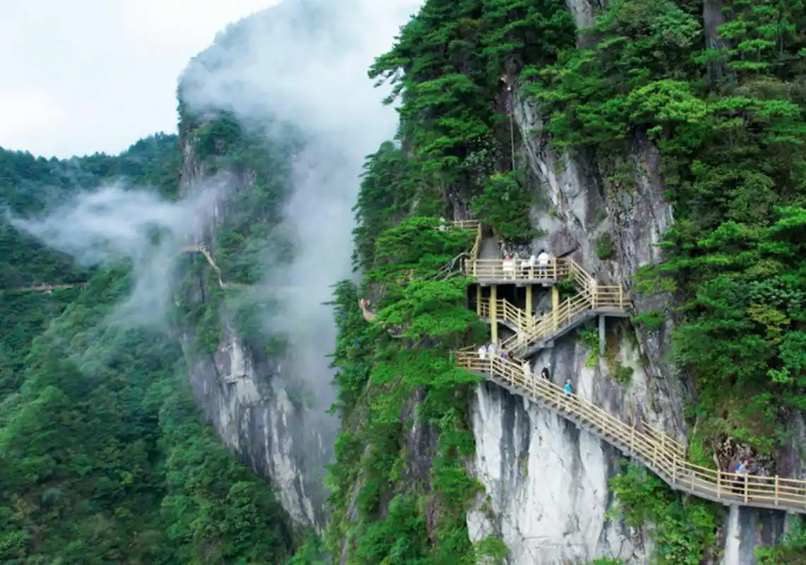 宜春的明月山素有山明水秀,土沃泉甘的特点.