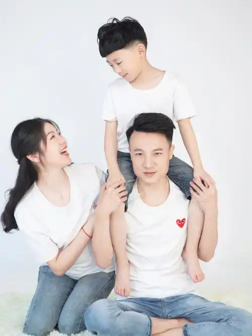 一家三口的轻松时刻