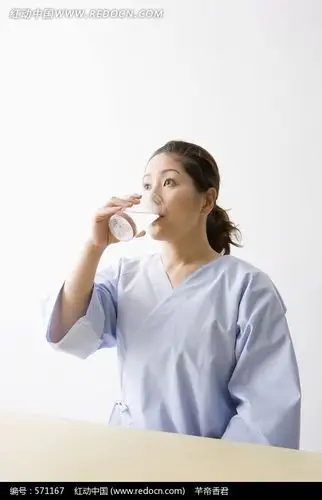 喝牛奶的美女病人图片