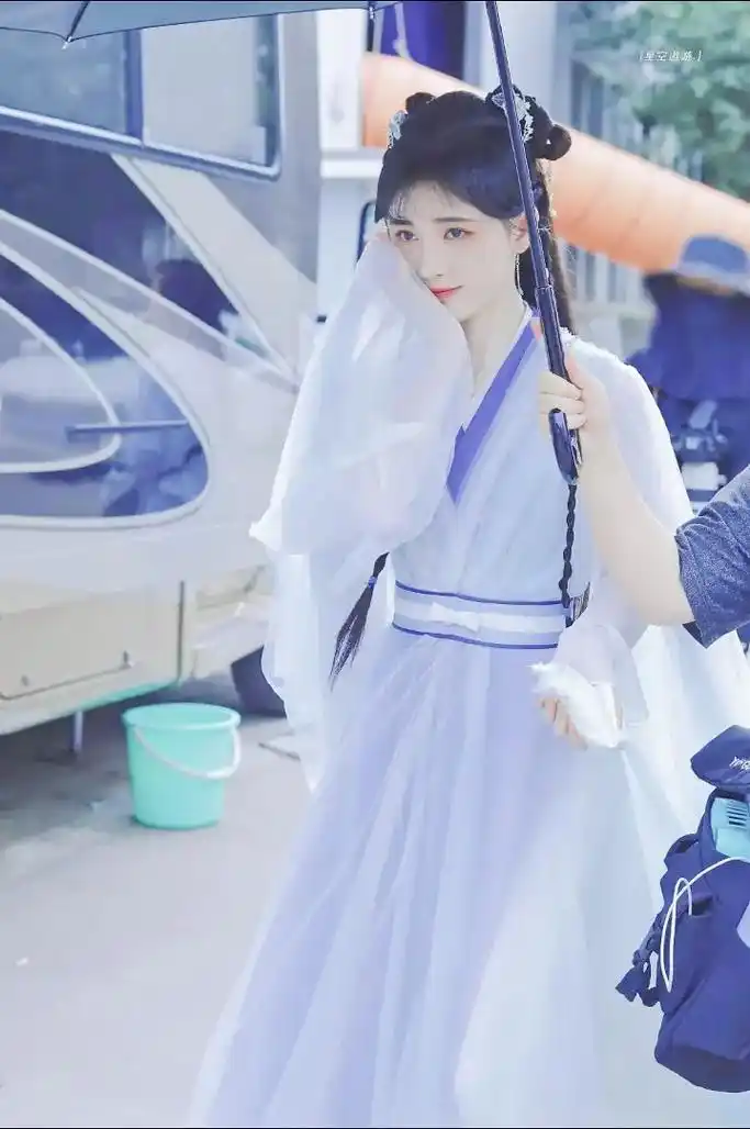 鞠婧祎 小提琴明明拉的是"阿鞠阿鞠,我好想见你一面"可却总 - 抖音