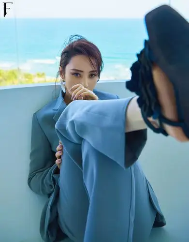 蒋勤勤海边大片释出 亦柔亦飒散发女性魅力