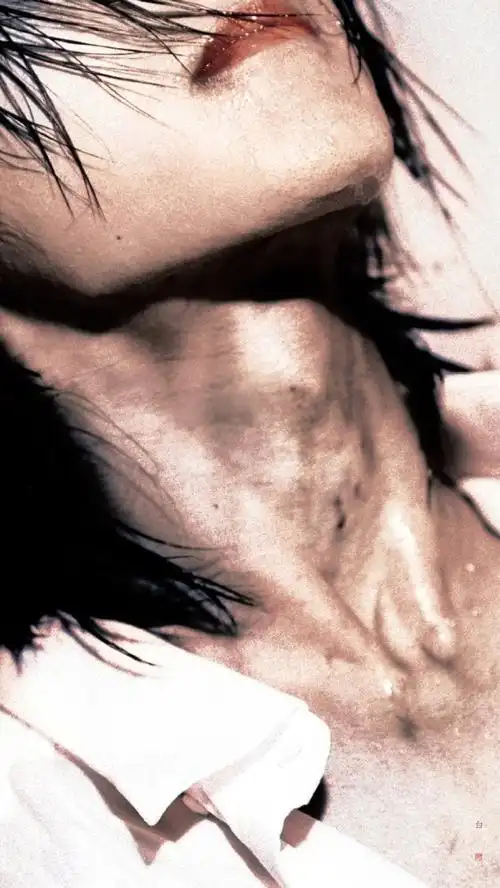 蔡徐坤超话这喉结!这笑容!谁能不爱!