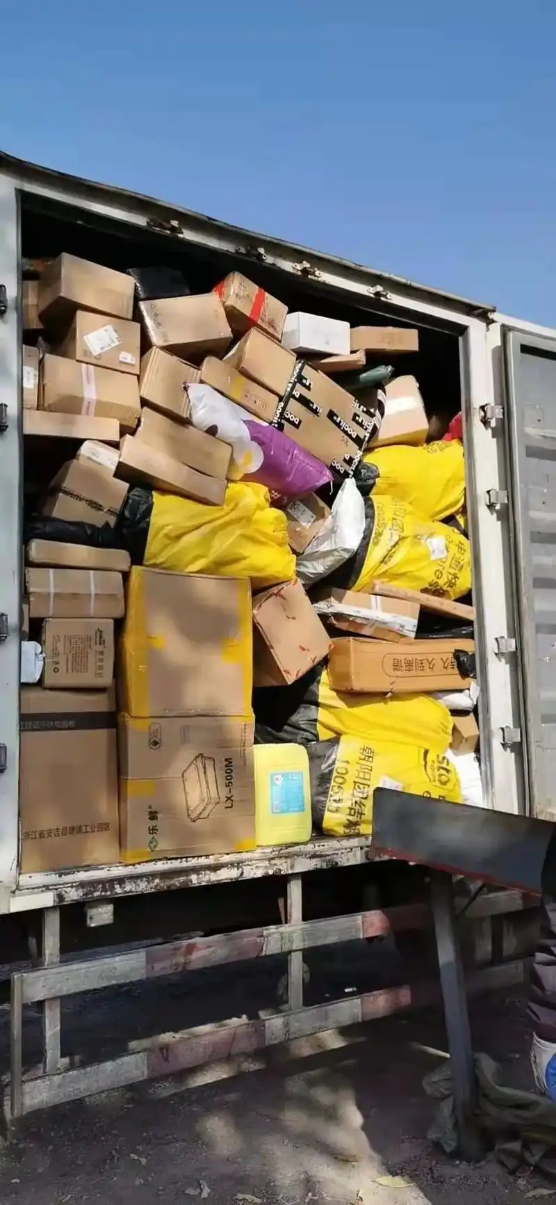 实地探访春节快递!除夕初一包裹量增长223%,年货邮寄成主角