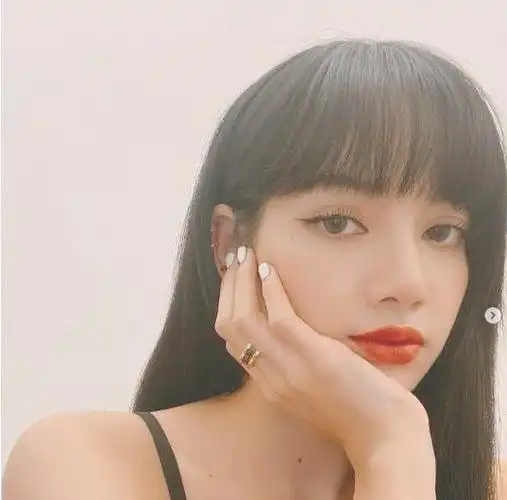 lisa俏皮微卷卷发造型,凌乱自然甜美暴击_发型造型_宝妈时尚生活网