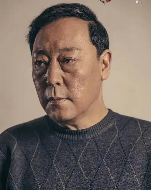 在剧中,倪大红饰演了一个一生都很失败的父亲,年轻时他是家里的"甩锅