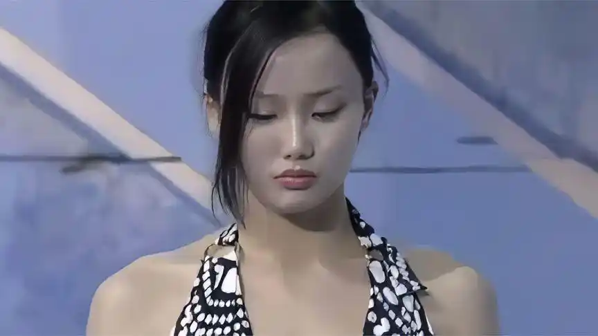 歌手黄龄高台跳水,不仅身材超好,倒立的跳水姿势也是完美!-体育视频-