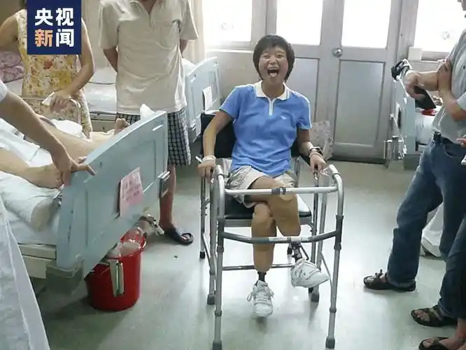 后来我经历了三次截肢手术,医护每天都会带我搞活动,出去玩,我乱七八