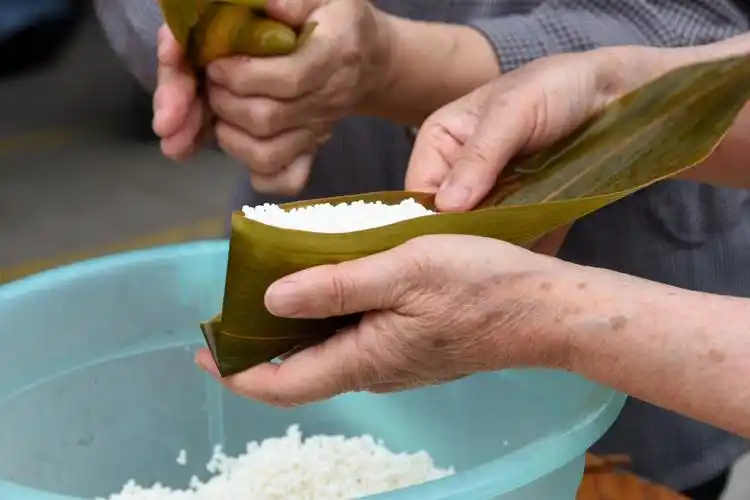 端午节包粽子
