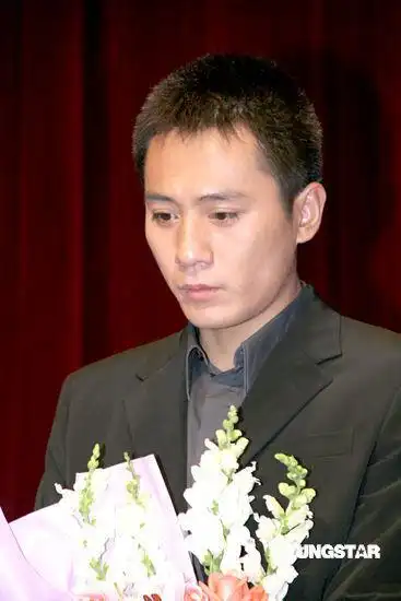 01 14:01:39 新浪娱乐 刘烨迟到未走红毯  导演尹力 演员黄渤光头出镜