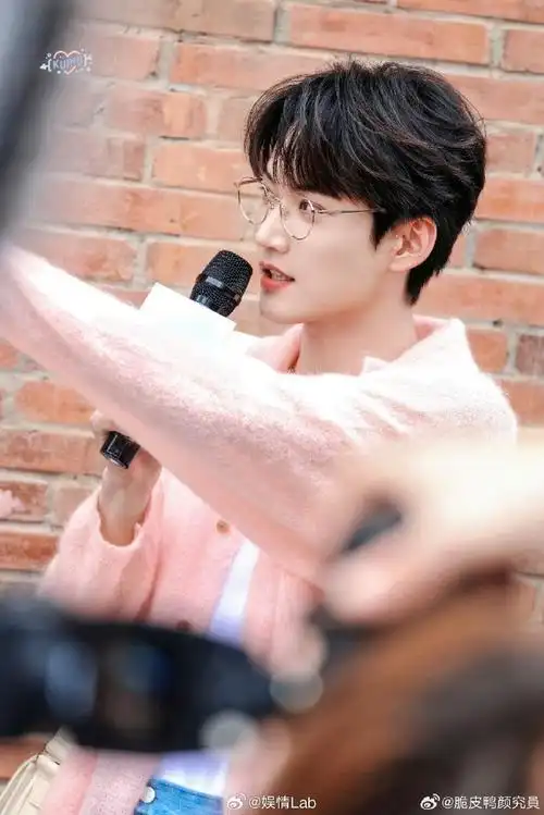 周柯宇粉色开衫造型##周柯宇金丝眼镜杀