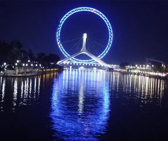 晚上的好看当然要亮相夜景了晚上的天津之眼特别的耀眼近距离的接触哦