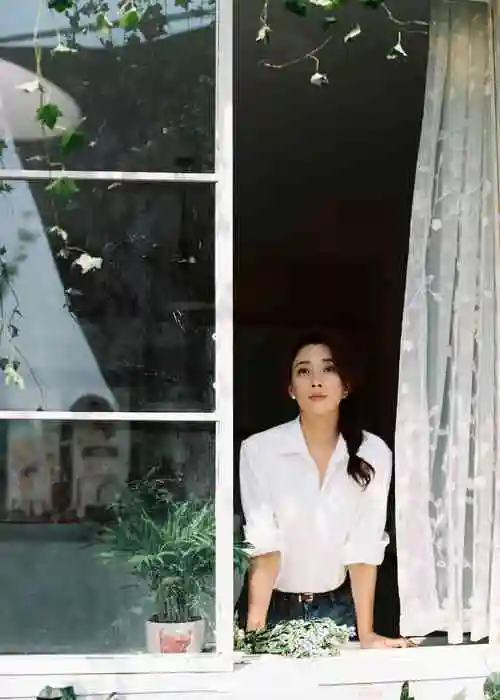 原创殷桃生活写真曝光把法式优雅演绎出中式味道简约时尚透着高级