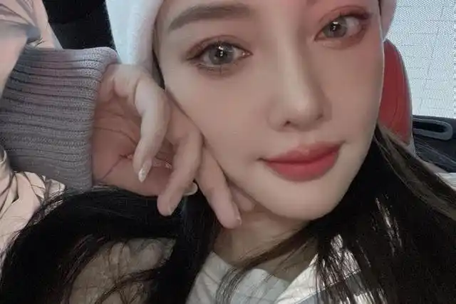 40岁李小璐素颜出镜双眼皮太假脸又绷显老自曝是因为熬夜写歌