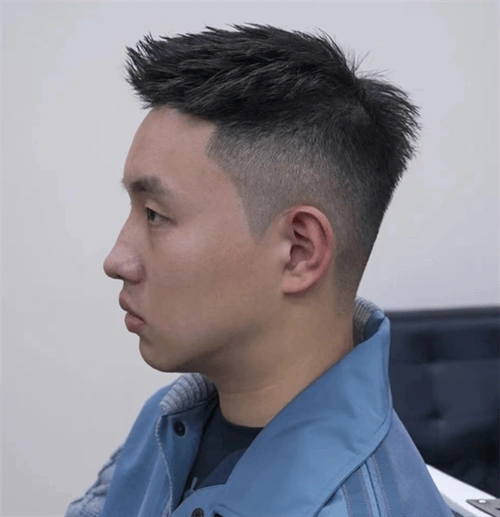 流行的男生短发推荐,帅气时髦的前刺发型,简单自然又大气