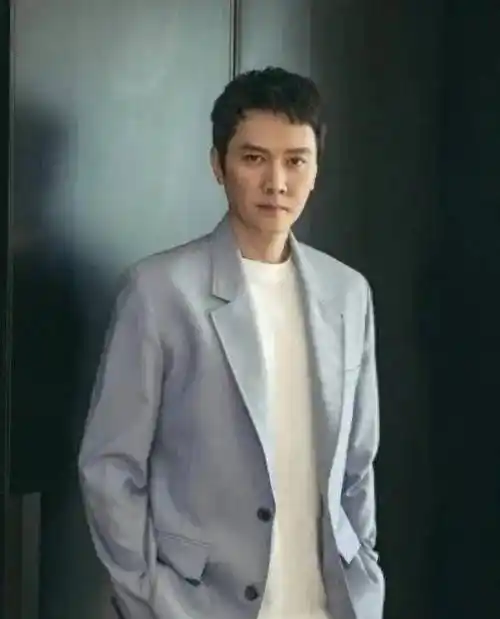 冯绍峰夜会两女,绯闻疑云起,真相何时浮出水面?