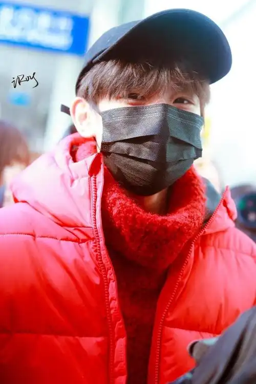 钟爱王源戴口罩的模样 像机场里的小甜心
