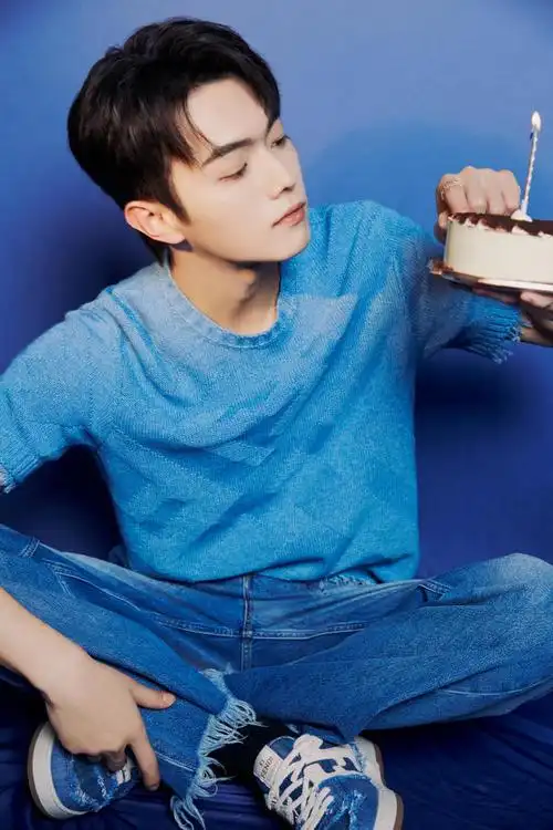 生日写真#今日@许凯soso工作室在0305发布生日写真,蓝色毛衣休闲随性