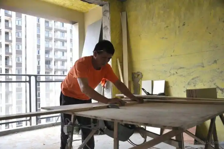 装修工人在工地没有灯光拒绝摆拍的工地show