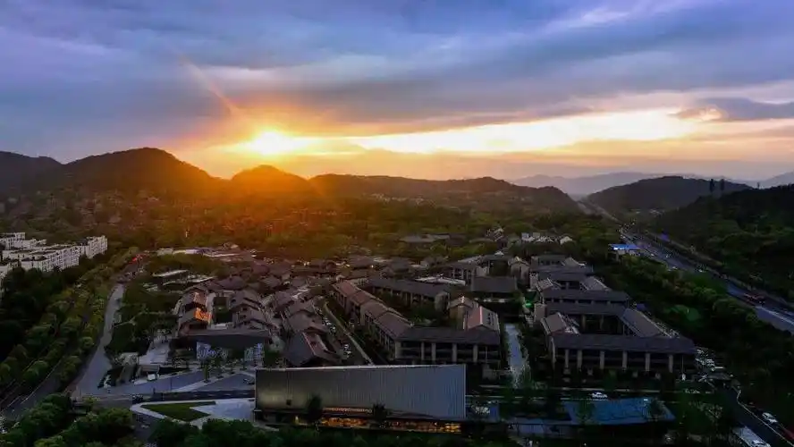 杭州这个绝美的"村"又迎来了新网红,真想搬去做村民啊_良渚文化村