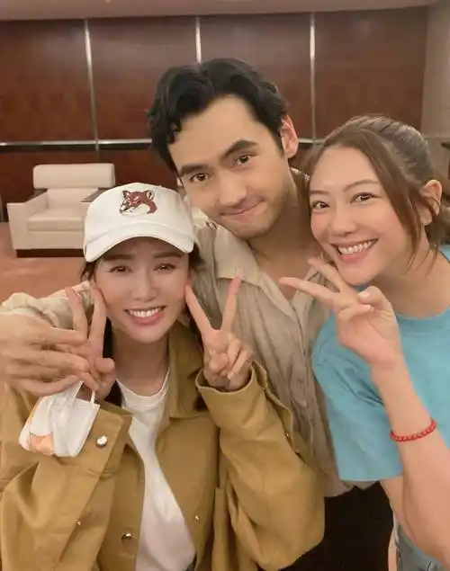 43岁陈乔恩疑似怀孕,与老公出行穿着宽松显孕味,曾多次否认怀孕_alan