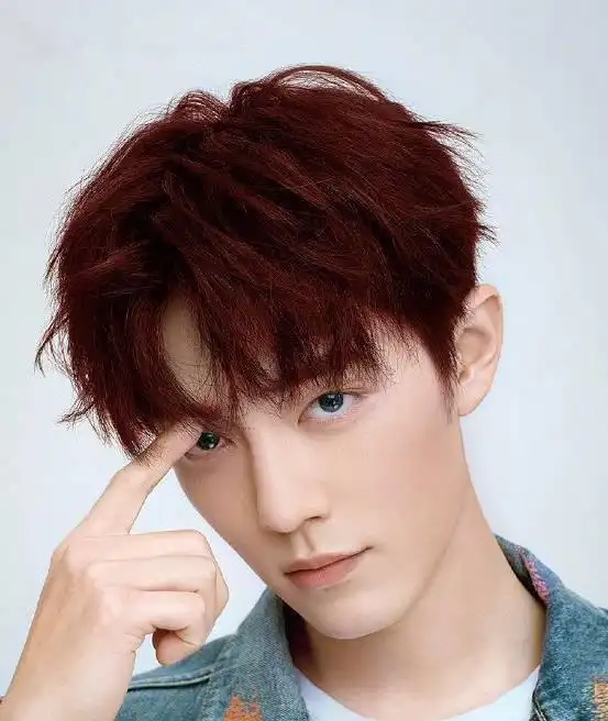 原来肖战很少染发是怕惊艳到我们呀,留着红色头发的他整个人看起来