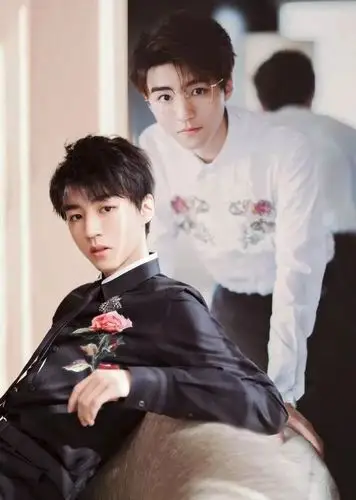 王俊凯又被粉丝神p图,帅气的小凯竟被他们p成了这样的双胞胎!