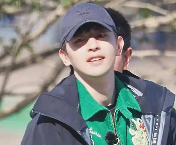 《极限挑战7》路透:邓伦素颜出镜太惊艳,但身材比例"翻车"了