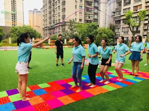 最后接受惩罚的是"火箭少女队",看看大家在指压板上的表现吧!