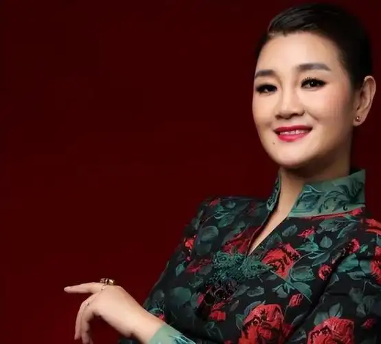 歌手降央卓玛:因丈夫高颜值疯狂倒追,婚后生3胎,如今幸福美满