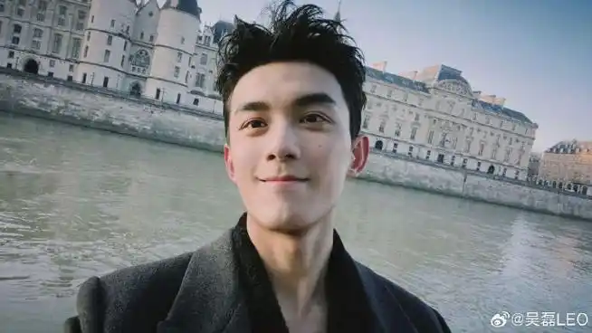 吴磊巴黎随拍##吴磊是又穿了深v吗