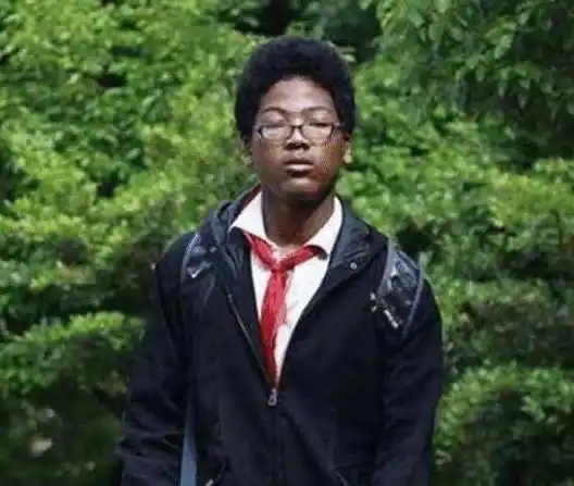 21年前上海阿婆捡到一个"小黑孩",在中国长大,后来怎样了?