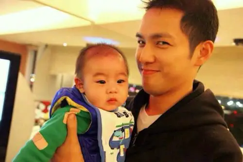 钟汉良抱的这个小孩是?