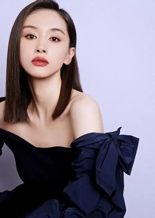 王子文时尚大片真不少穿深蓝色紧身衣好显白蚂蚁腰挺吸睛