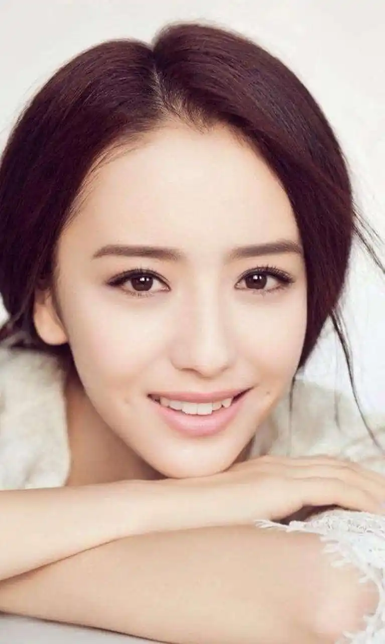 陈思诚的前妻曹曦文和佟丽娅是同学,两人都是2004级表演2班的学生