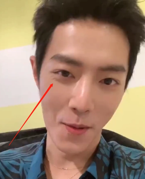 肖战候场无聊玩自拍,开特效做搞怪表情,我却在关注他的肌肤|肖战|特效