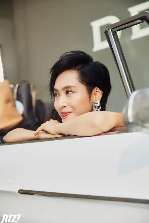 巴黎时装周#昨日@朱茵一身黑色连衣长裙亮相@delvaux2020春夏预览现场