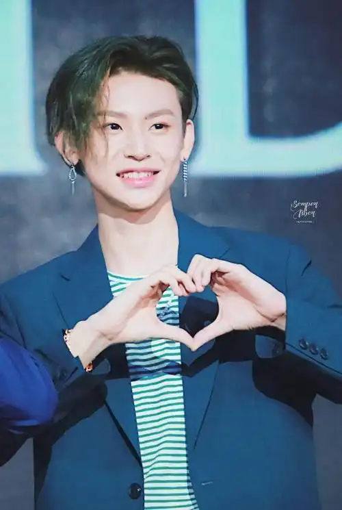 林彦俊尤长靖小鬼出席活动可爱比心谈出大厂后的感受